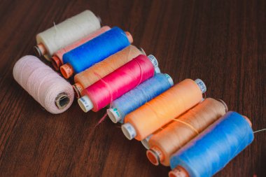 ahşap masa üstünde renkli iplik