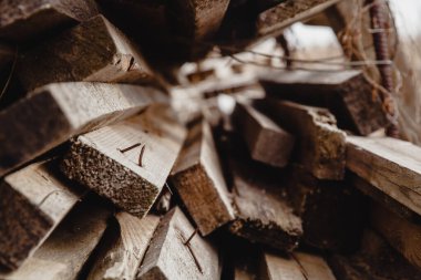 Çivileri çıkmış, kullanılmış tahta yığını.