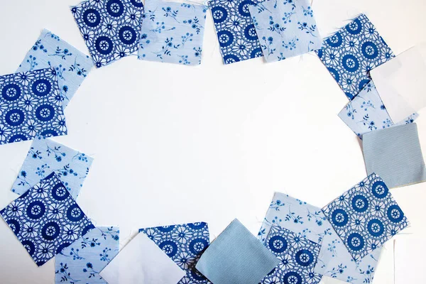 Beyaz Arka Planda Mavi Renkli Kumaşların Kare Parçaları Metin Için — Stok fotoğraf