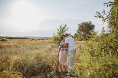 Yaşlı evli bir çift yaz yürüyüşüne çıkmış.
