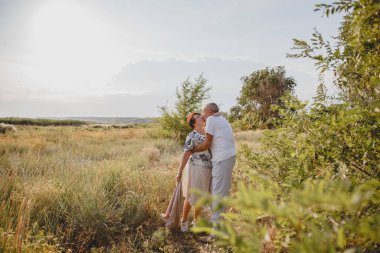 Yaşlı evli bir çift yaz yürüyüşüne çıkmış.
