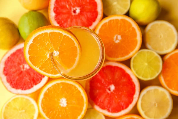 Красочные Нарезанные Сочные Цитрусовые Апельсины Грейпфруты Лимоны Лаймы Крупным Планом — стоковое фото