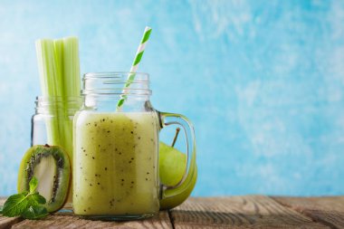Uzay fo metin ile smoothies kivi, kereviz ve apple bir cam kavanoz
