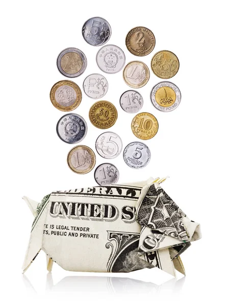 Mynt av olika länder faller i en spargris som gjort från dollar Royaltyfria Stockbilder