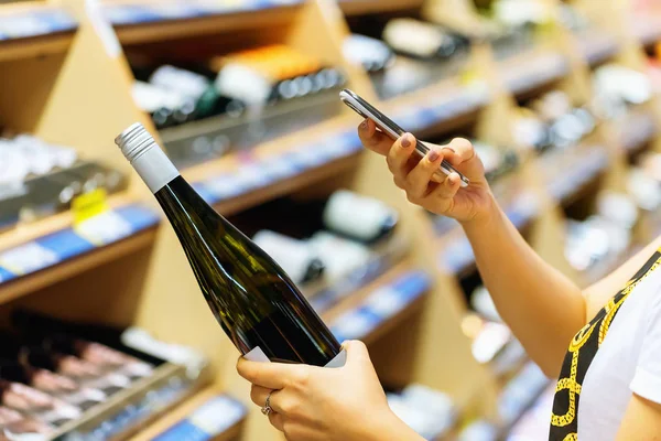 The buyer scans the goods by barcode in the liquor store