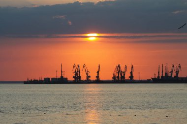 Berdyansk gün batımı. Azak Denizi Berdyansk yakınındaki. Berdyansk limanda