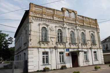 Kaniv, Ukrayna - 16 Temmuz 2016; Şehir merkezindeki eski bina