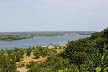 Yazın Dinyeper Nehri manzarası, Kaniv, Ukrayna, Tarasova Tepesi (Chernecha Hora)