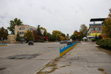 Kaniv, Ukrayna - 5 Ekim 2019; Şehir merkezindeki modern binalar