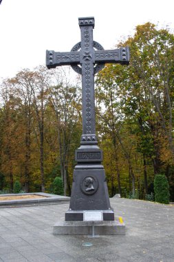 Kaniv, Ukrayna - 5 Ekim 2019: Taras Tepesi 'ndeki (Chernecha Hora) Taras Shevchenko' nun mezarındaki ilk haç