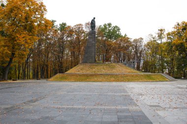 KANIV, UKRAINE - 5 Ekim 2019: Taras Shevchenko Anıtı Taras Tepesi veya Kaniv, Ukrayna 'daki Chernecha Hora 