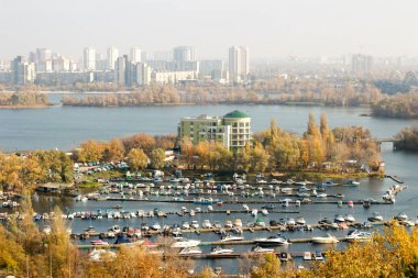 Kyiv, Ukrayna - 20 Ekim 2019 Kyiv botanik bahçesinden Dnipro Nehri 'ne