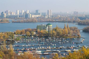 Kyiv, Ukrayna - 20 Ekim 2019 Kyiv botanik bahçesinden Dnipro Nehri 'ne