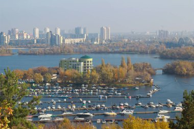 Kyiv, Ukrayna - 20 Ekim 2019 Kyiv botanik bahçesinden Dnipro Nehri 'ne