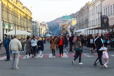 Kyiv, Ukrayna - 20 Ekim 2019: Kyiv - Podil 'in tarihi kesimindeki insanlar 