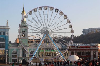 Kyiv, Ukrayna - 20 Ekim 2019: Kontraktova Meydanı Dönme Dolabı 