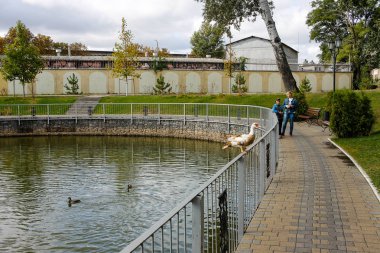 Kremenchuk, Ukrayna - 21 Eylül 2019: Göllü Central City Garden 