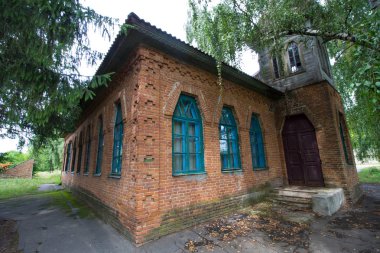 Mokiivka, Poltava bölgesi, Ukrayna - 2 Ağustos 2019: Köyün merkezinde, mimar Slasyon tarafından inşa edilen eski okul