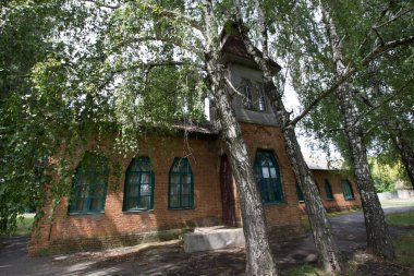 Mokiivka, Poltava bölgesi, Ukrayna - 2 Ağustos 2019: Köyün merkezinde, mimar Slasyon tarafından inşa edilen eski okul