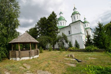 Mgar ortodoks erkek Spaso-Preobrezhanskiy (Kurtarıcı-Dönüşüm) manastırı. Poltava bölgesinden Lubny yakınlarında ünlü bir yer. Ukrayna.