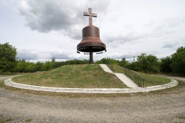Avrupa 'nın Ukrayna' sında metal çanlar ve çapraz sembol silueti. Mgar ortodoks erkek manastırı ve ülkede kıtlık (holodomor) anıtı. Lubny yakınlarında ünlü bir yer, Poltava bölgesi.