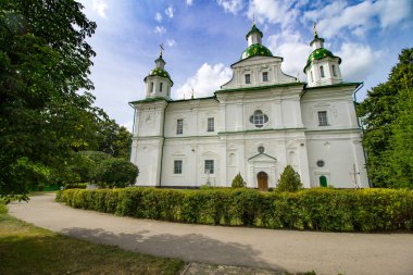 Mgar ortodoks erkek Spaso-Preobrezhanskiy (Kurtarıcı-Dönüşüm) manastırı. Poltava bölgesinden Lubny yakınlarında ünlü bir yer. Ukrayna.
