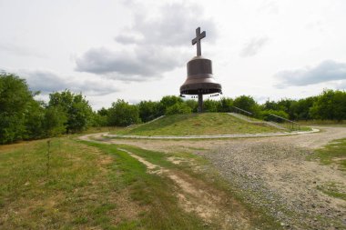 Avrupa 'nın Ukrayna' sında metal çanlar ve çapraz sembol silueti. Mgar ortodoks erkek manastırı ve ülkede kıtlık (holodomor) anıtı. Lubny yakınlarında ünlü bir yer, Poltava bölgesi.
