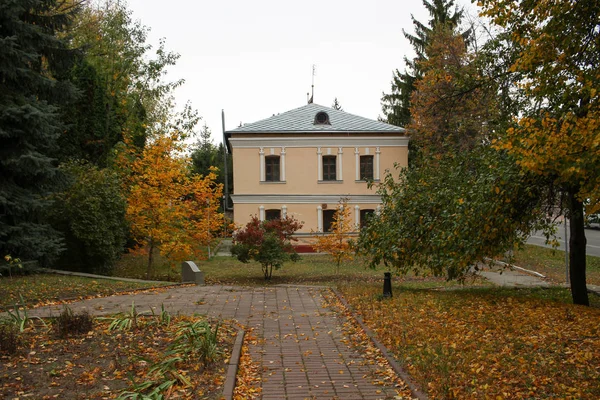 Kaniv, Ukrayna - 5 Ekim 2019; Şehir merkezindeki eski bina