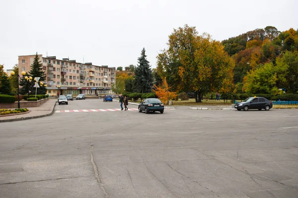 Kaniv, Ukrayna - 5 Ekim 2019; Şehir merkezindeki modern binalar