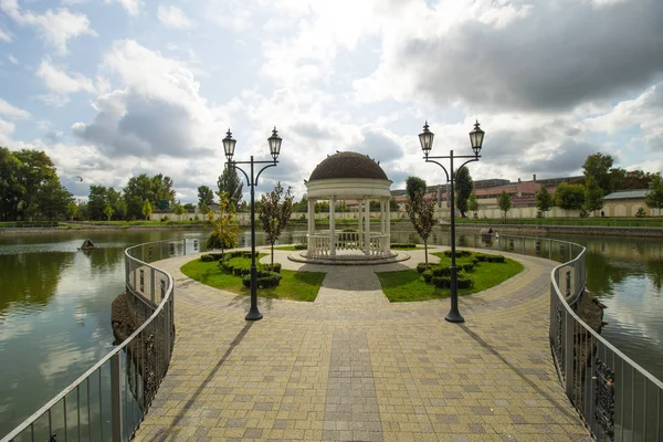 Kremenchuk Ukraina Września 2019 Biała Rotunda Ogrodzie Central City — Zdjęcie stockowe