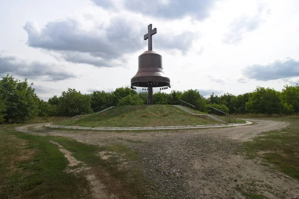 Metalowe Dzwony Krzyż Symbol Sylwetki Ukrainie Europy Mgar Prawosławny Klasztor — Zdjęcie stockowe