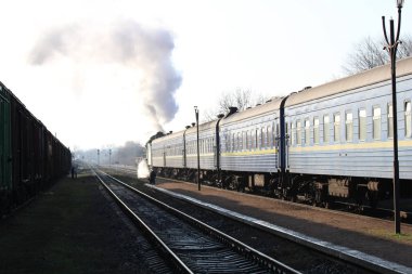 Smila, Ukrayna - 5 Kasım 2019: Smila istasyonundan ayrılan eski bir lokomotif