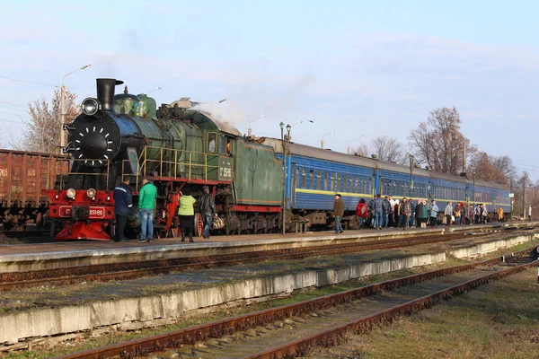 スマイラ ウクライナ 11月5 2019 スマイラ駅からのレトロな機関車の出発 — ストック写真
