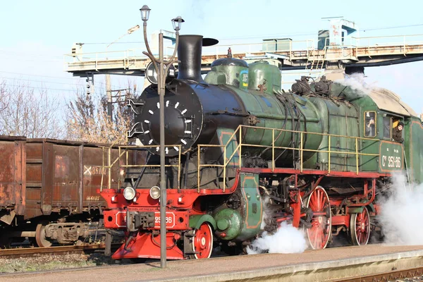 スマイラ ウクライナ 11月5 2019 スマイラ駅からのレトロな機関車の出発 — ストック写真
