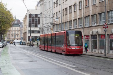 Bratislava, Slovakya - 18 Kasım 2019: Bratislava Eski Şehir Merkezi 'nde Modern Skoda Forcity Plus tramvayı