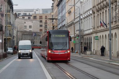 Bratislava, Slovakya - 18 Kasım 2019: Bratislava Eski Şehir Merkezi 'nde Modern Skoda Forcity Plus tramvayı