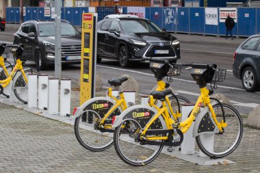 Bratislava, Slovakya - 17 Kasım 2019: Bratislava caddesinde kiralık bisikletler