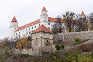 Bratislava, Slovakya 'nın tarihi merkezindeki Ortaçağ Beyaz Kalesi