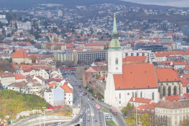 Bratislava, Slovakya - 18 Kasım 2019: St. Martin Katedrali, Most Snp 'te görüldüğü gibi