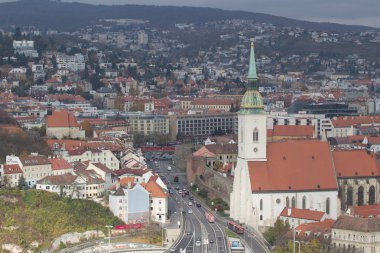Bratislava, Slovakya - 18 Kasım 2019: St. Martin Katedrali, Most Snp 'te görüldüğü gibi