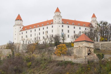 Bratislava, Slovakya 'nın tarihi merkezindeki Ortaçağ Beyaz Kalesi
