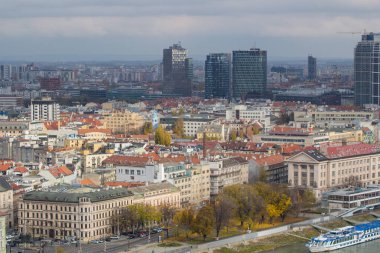 Bratislava, Slovakya - 18 Kasım 2019: Snp köprüsünden Bratislava Eski Kasabasına 