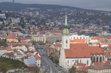 Bratislava, Slovakya - 18 Kasım 2019: Snp köprüsünden Bratislava Eski Kasabasına 
