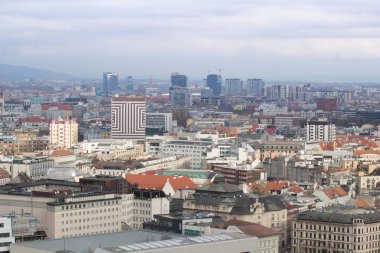 Bratislava, Slovakya - 18 Kasım 2019: Snp köprüsünden Bratislava Eski Kasabasına 