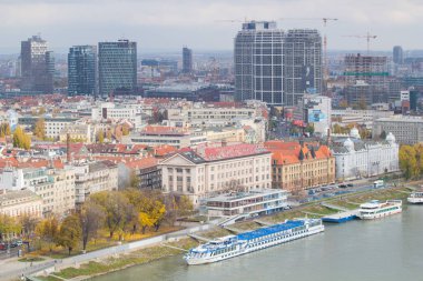 Bratislava, Slovakya - 18 Kasım 2019: Snp köprüsünden Bratislava Eski Kasabasına 