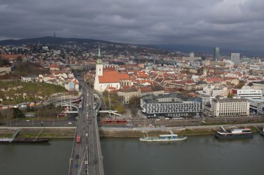 Bratislava, Slovakya - 18 Kasım 2019: Snp köprüsünden Bratislava Eski Kasabasına 
