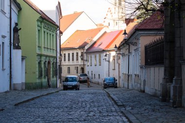 Bratislava, Slovakya - 19 Kasım 2019: Bratislava Eski Kasabası Sokağı