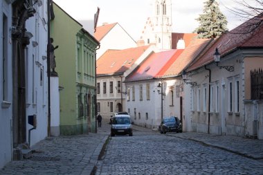 Bratislava, Slovakya - 19 Kasım 2019: Bratislava Eski Kasabası Sokağı