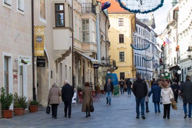 Bratislava, Slovakya - 19 Kasım 2019: Bratislava Eski Kasabası Sokağı