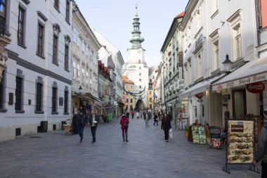 Bratislava, Slovakya - 19 Kasım 2019: Bratislava Eski Kasabası Sokağı